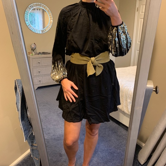 H&M Dresses & Skirts - Bubble dress with sparkly sleeves